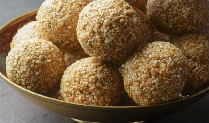 ‘Gond Ladoo’ : It also improves sexual inadequacy or weakness in men.