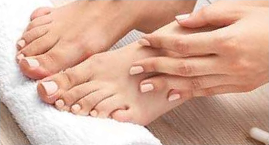 ACV can be a beneficial addition to a foot soak to help soften calluses