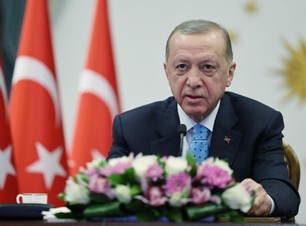 Turkish President supports Syrian interim leader amid sectarian violence