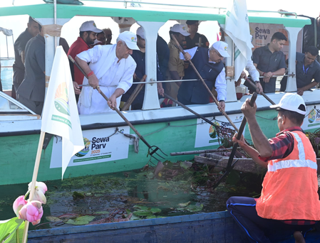 <div>J&K L-G joins cleanliness drive in Srinagar’s Dal Lake as part of ‘Sewa Parv’</div>