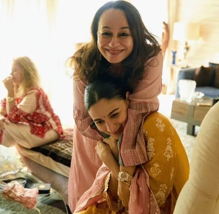 Alia Bhatt celebrates the birthday of her ‘mama birdie’, Soni Razdan