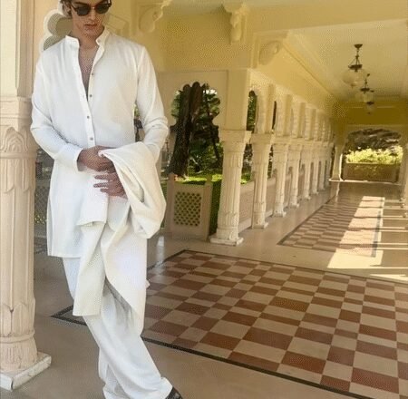 <div>Ronit Roy calls son Agasthya ‘one in trillion’ as he turns 18</div>