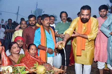 <div>Bihar: Devotees offer ‘Arghya’ to the rising sun, four-day Chhath Puja concludes</div>