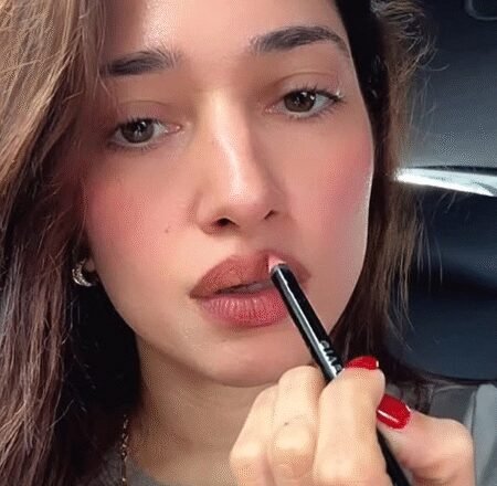 <div>Tamannaah Bhatia does her makeup in the car with the ‘hands of a surgeon’</div>
