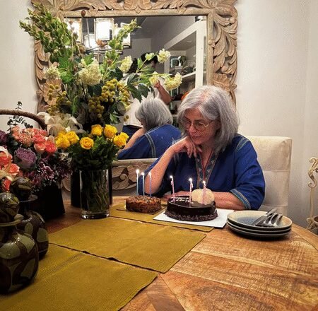 <div>Zeenat Aman celebrates her 74th birthday amidst friends, cake & some dancing</div>