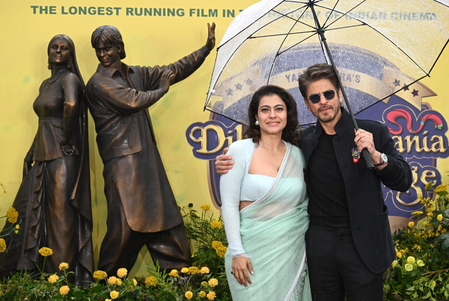 <div>Shah Rukh Khan & Kajol unveil Raj–Simran bronze statue at London’s Leicester Square for DDLJ’s 30th year</div>