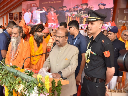 <div>Bengal Guv likens Hindi to ‘mother’, English to ‘midwife mother’ at mega Gita recital event</div>