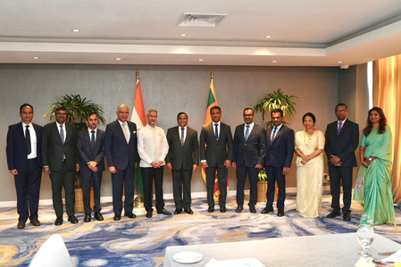 <div>EAM Jaishankar meets Lankan ministers, reiterates India’s full support</div>