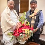 <div>K’taka Cong crisis: Shivakumar meets Kharge, says he has done every job for the party</div>