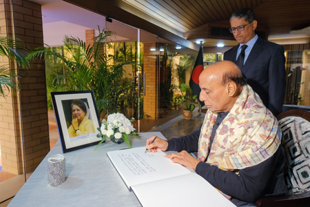 <div>Rajnath Singh visits Bangladesh HC, offers condolences over Khaleda Zia’s demise</div>