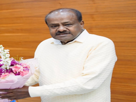 <div>Don’t be lured by Rs 2,000, give us 5 years: Kumaraswamy to K’taka women</div>