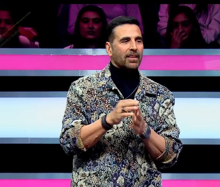 Akshay Kumar relives his ‘Hi Rupa, Naha Liya?’ meme from ‘Bhagam Bhag’ on the Wheel of Fortune