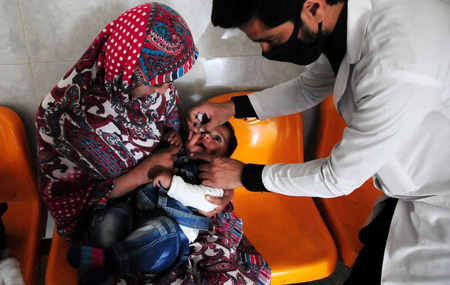 Violence, mistrust derail anti-polio drive in Pakistan