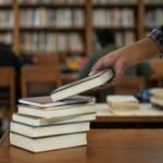 <div>J&K govt withdraws controversial book from libraries, orders probe</div>