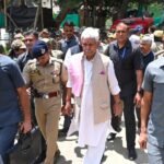 <div>J&K L-G reviews Amarnath Yatra arrangements at Nunwan base camp</div>