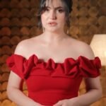 Zareen Khan schools paparazzi after they misbehave with her