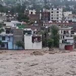 <div>J&K CM announces Rs 6 lakh ex gratia for kin of rain-related victims, L-G reviews flood situation</div>