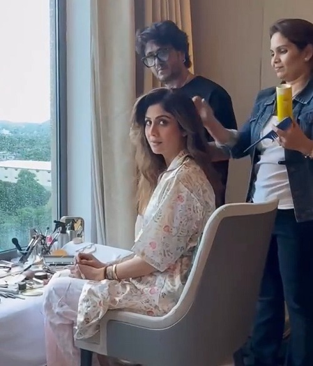 Shilpa Shetty asks ‘Binge or Cringe’ as she groves to Dulhe Ka Sehra Suhana Lagta Hai from Dhadkan