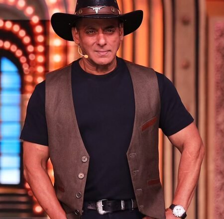 Salman Khan arrives at Sohail Khan’s house for Ganpati celebrations in signature head gear