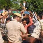 <div>Exam & job woes: Students break through barricades, reach Assembly overbridge during protest in Patna</div>