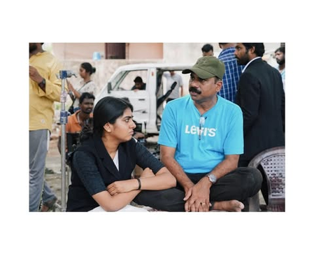 <div>Nimisha Sajayan tells ‘Enna Vilai’ director Sajeev Pazhoor: I’m incredibly proud of you!</div>