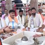 <div>Priests perform worship at Kashi Vishwanath Temple for Captain Smit’s recovery</div>