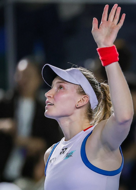 Rybakina withdraws from Tokyo with neck injury, Fernandez advances to SF