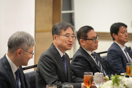 FM Cho meets South Korean investors in US Southeast on G20 sidelines